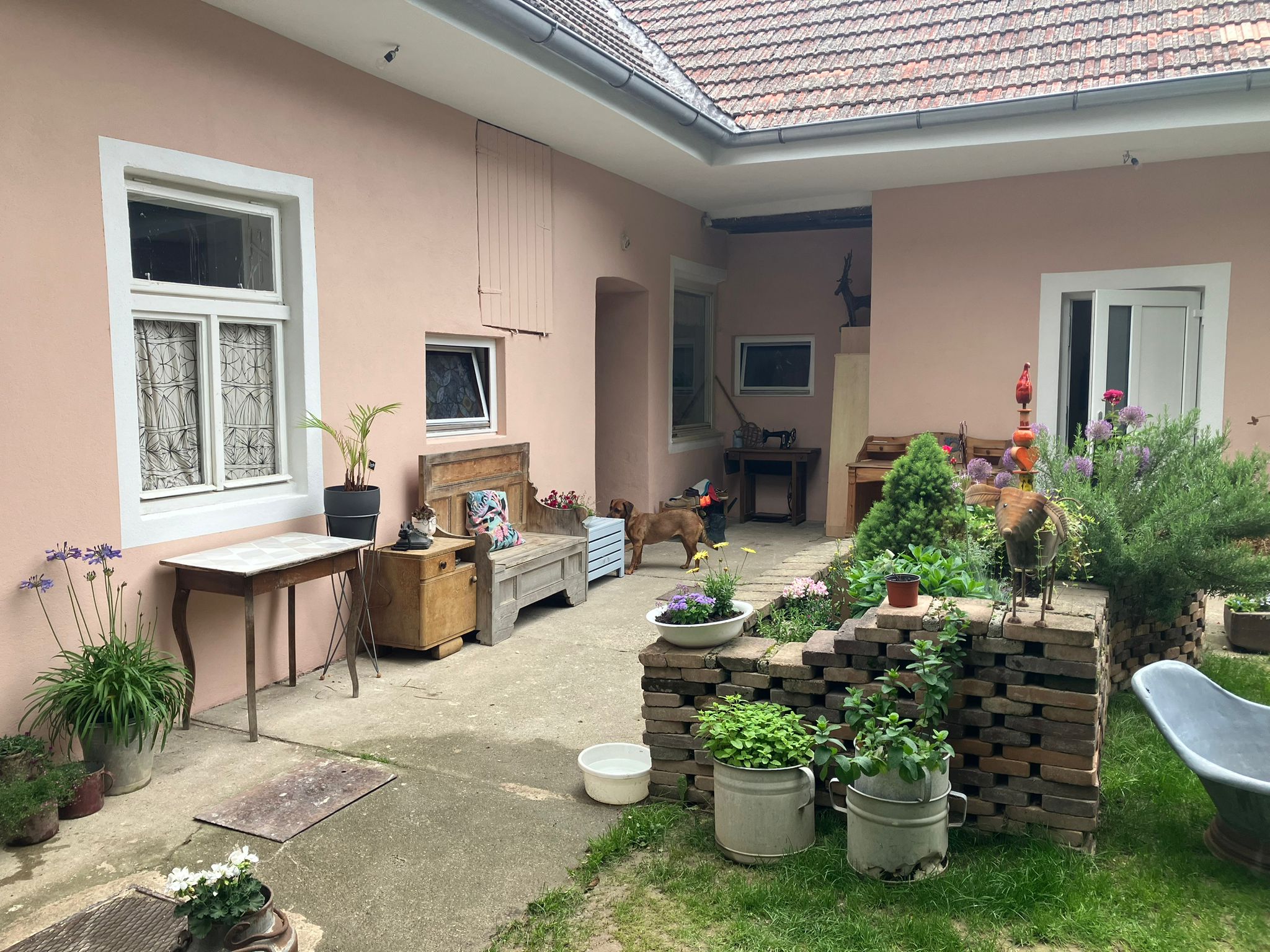 Ein kleiner Hof mit einem Garten und einem kleinen Haus, gelegen im Bezirk Hollabrunn.