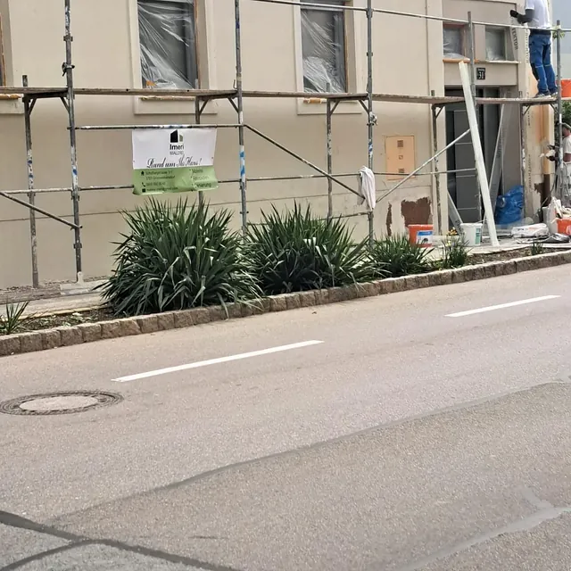 Ein Bauarbeiter ist mit der Konstruktion eines neuen Gebäudes beschäftigt.
