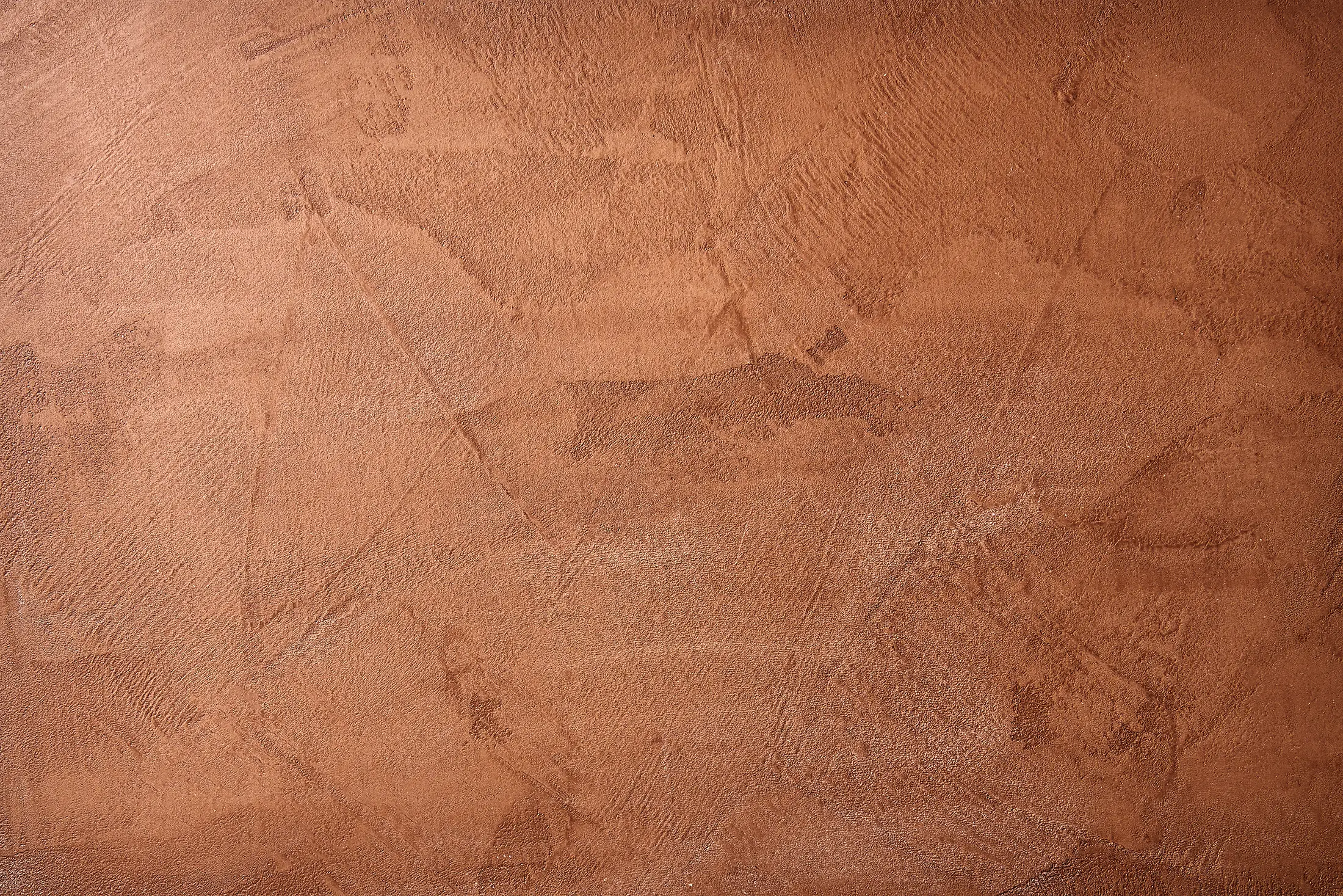 Braune Wand mit strukturierter Oberfläche, die eine warme und einladende Atmosphäre schafft.