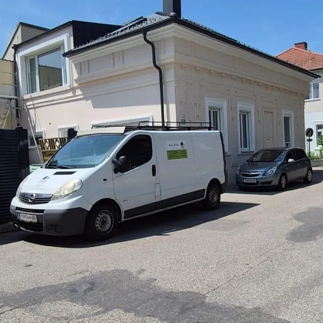 Ein Lieferwagen parkt vor einem Wohnhaus.